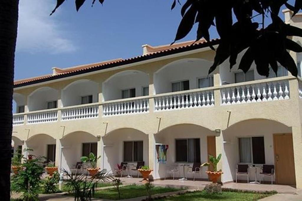 Cape Point Hotel Bakau Exterior photo