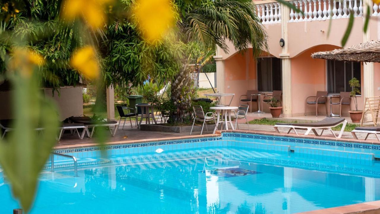 Cape Point Hotel Bakau Exterior photo