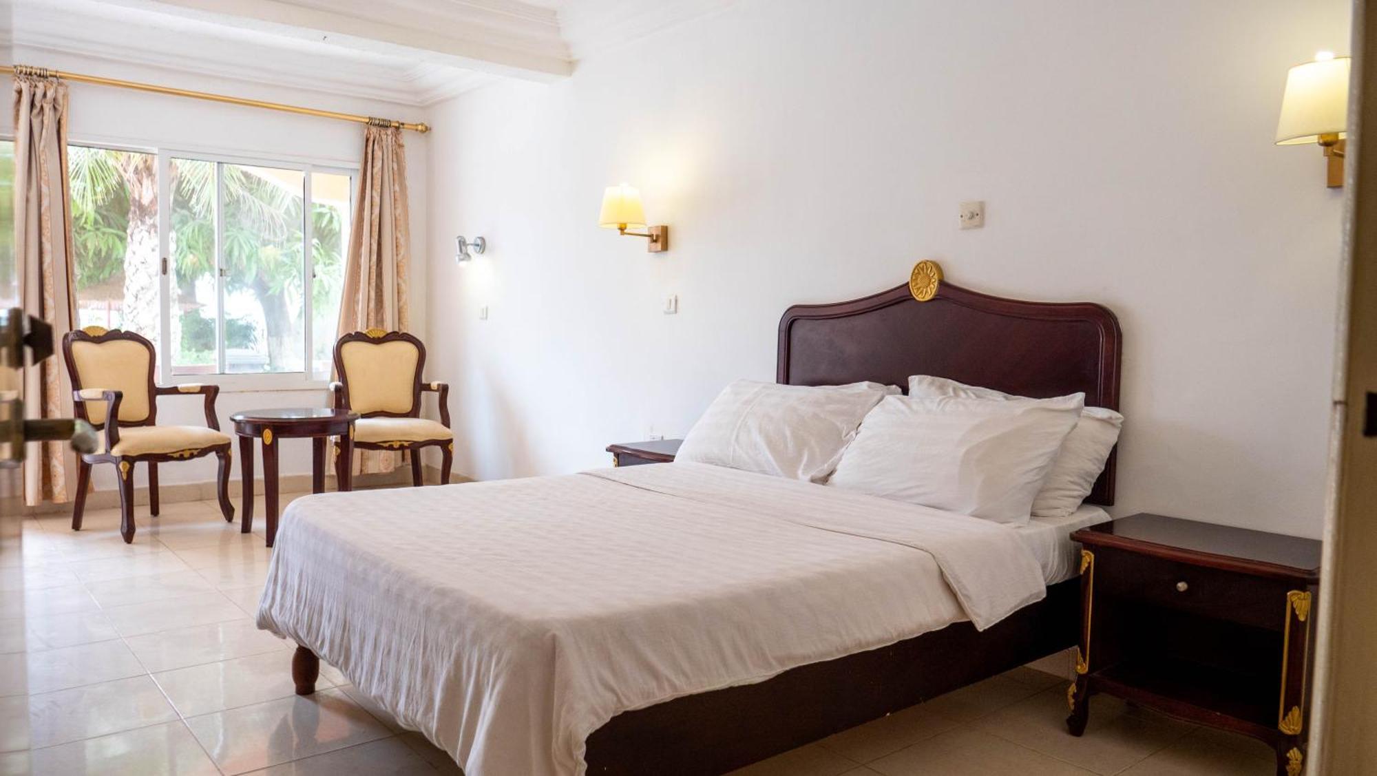 Cape Point Hotel Bakau Exterior photo