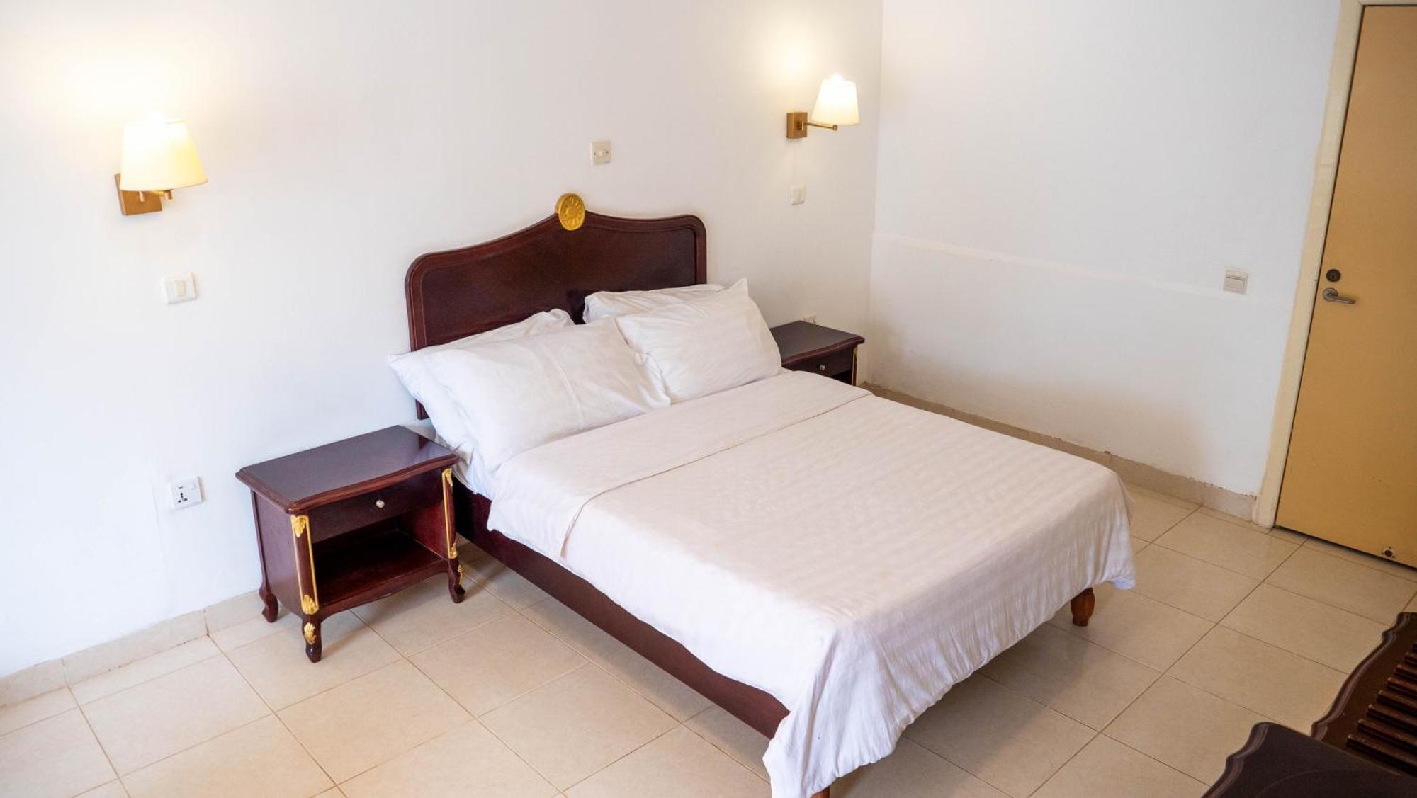 Cape Point Hotel Bakau Exterior photo