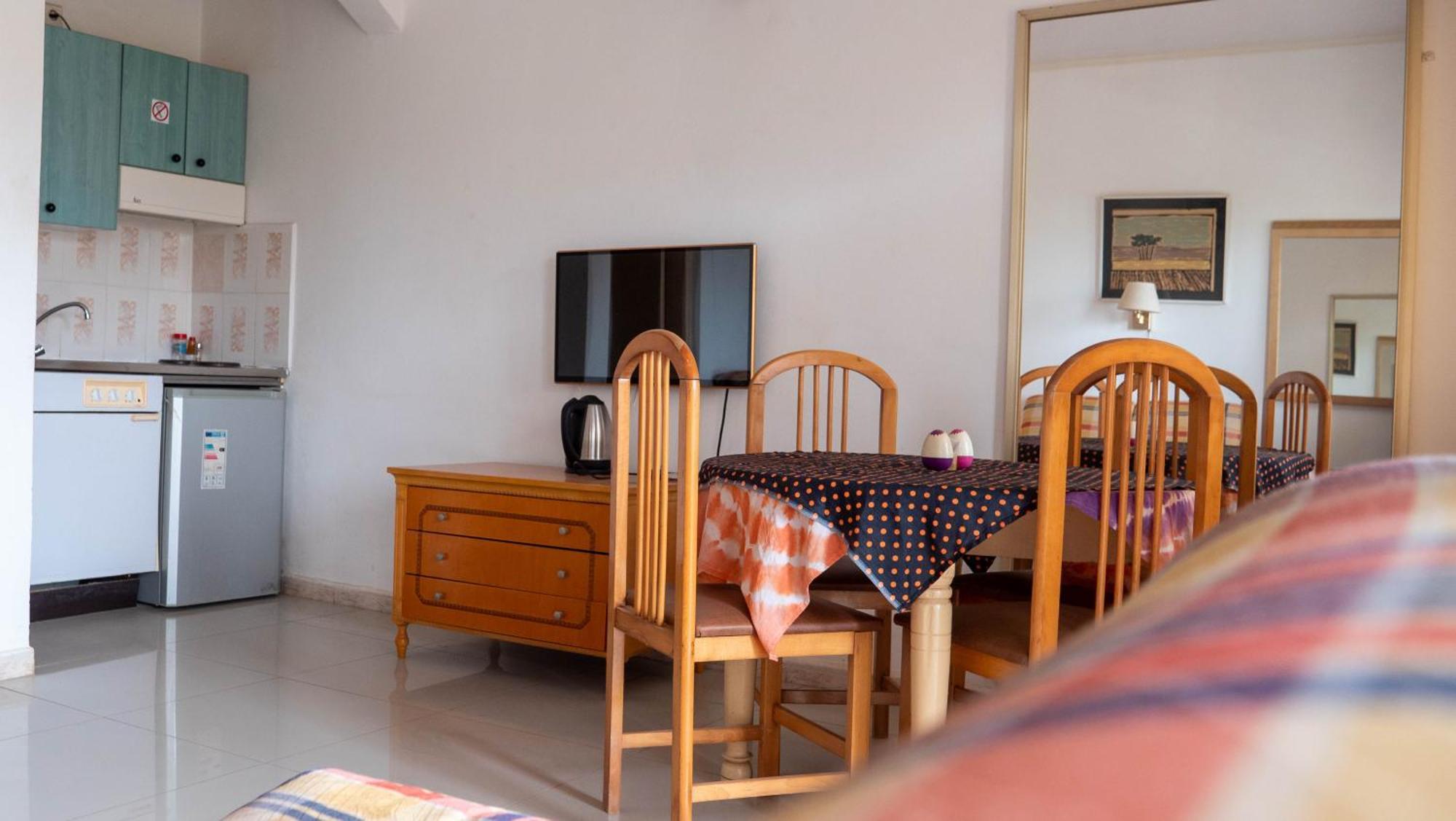 Cape Point Hotel Bakau Exterior photo