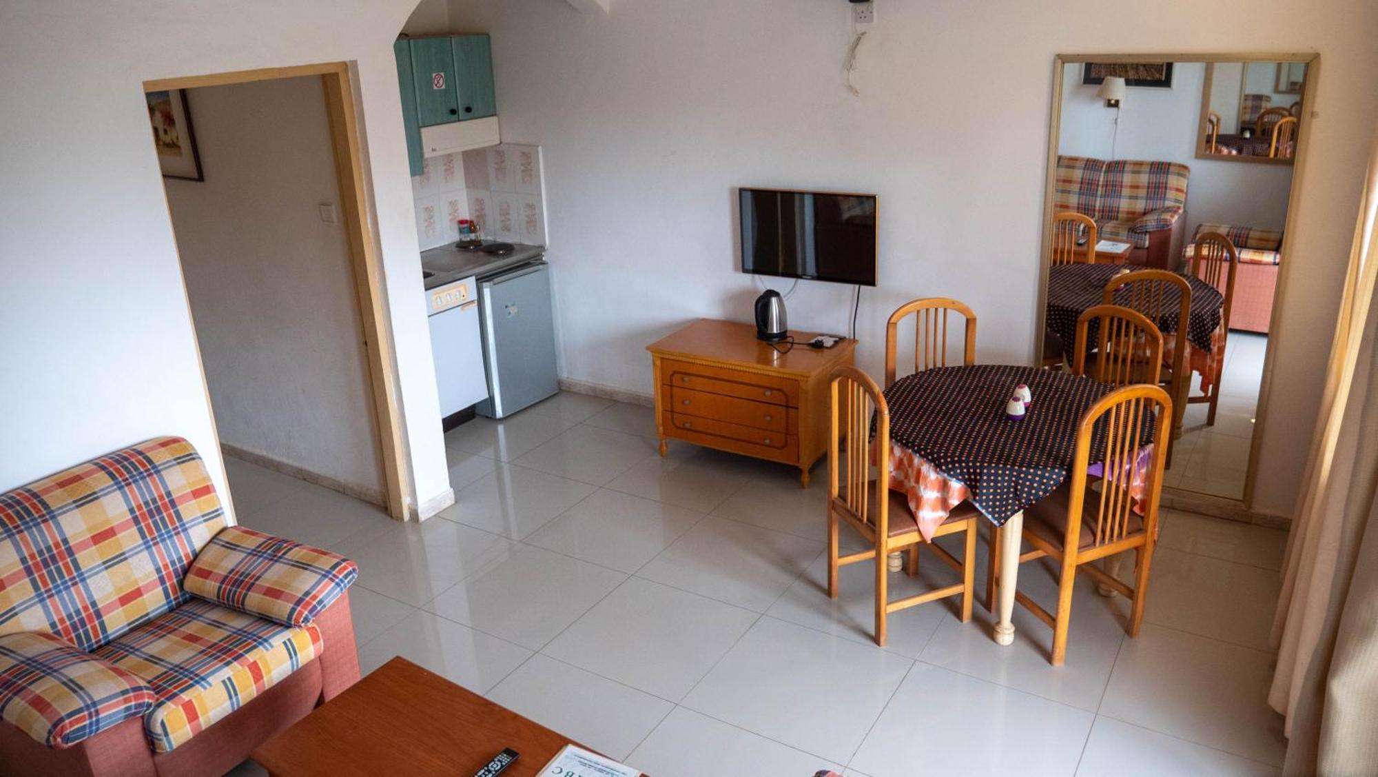 Cape Point Hotel Bakau Exterior photo