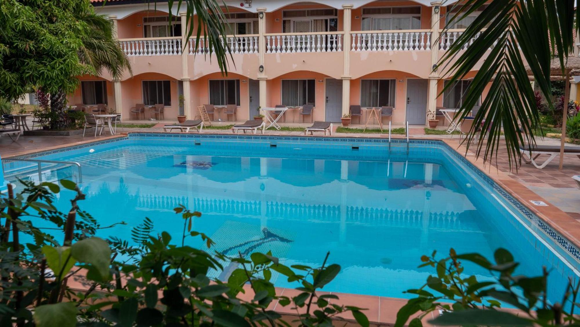 Cape Point Hotel Bakau Exterior photo