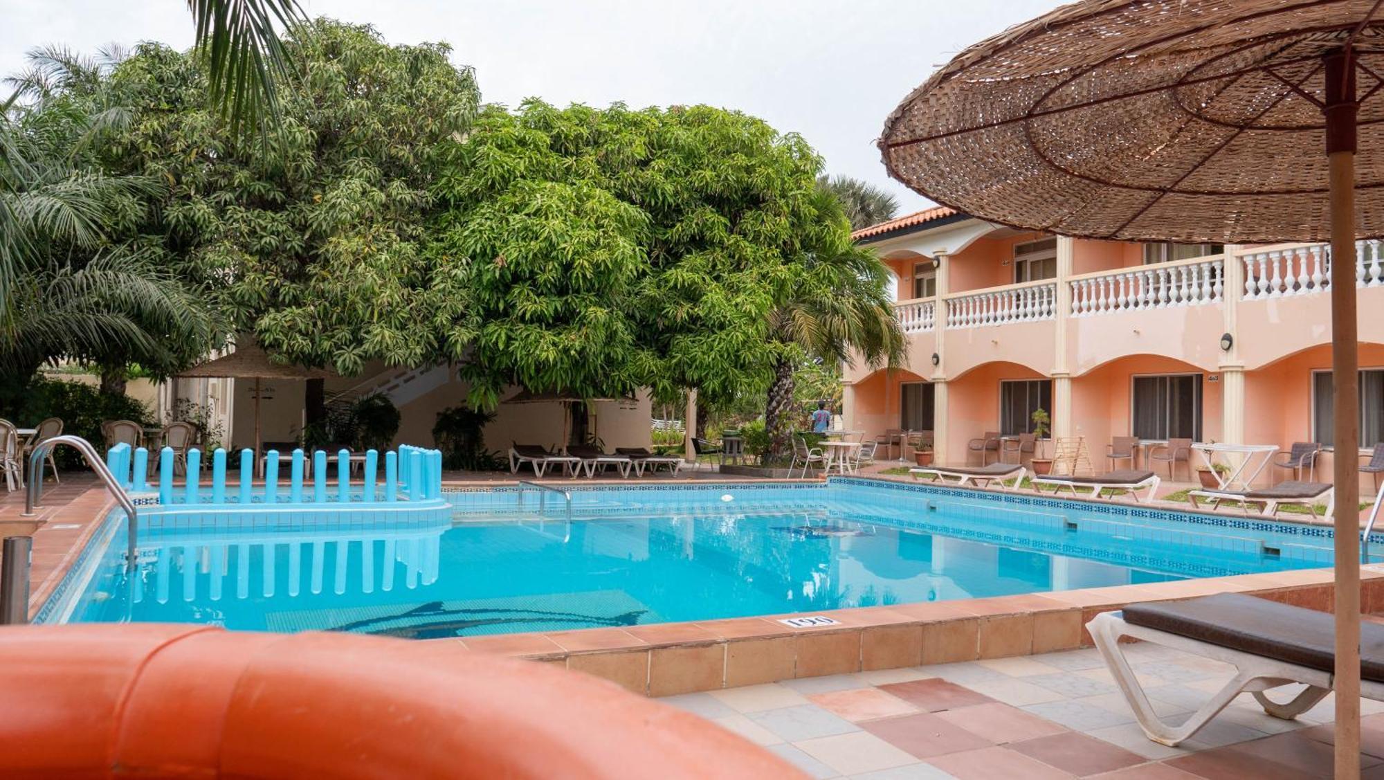 Cape Point Hotel Bakau Exterior photo