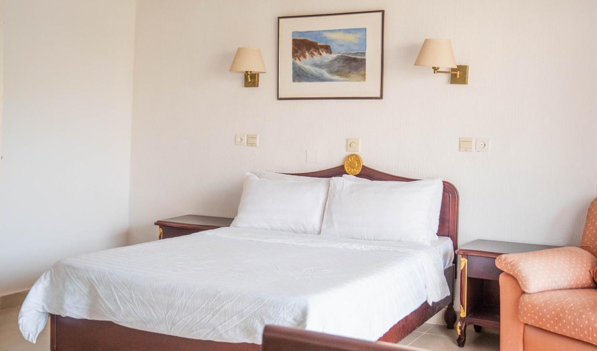 Cape Point Hotel Bakau Exterior photo
