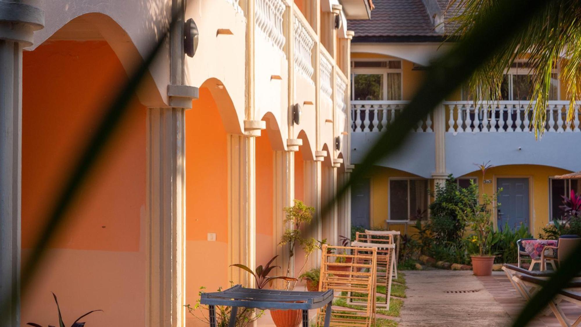Cape Point Hotel Bakau Exterior photo