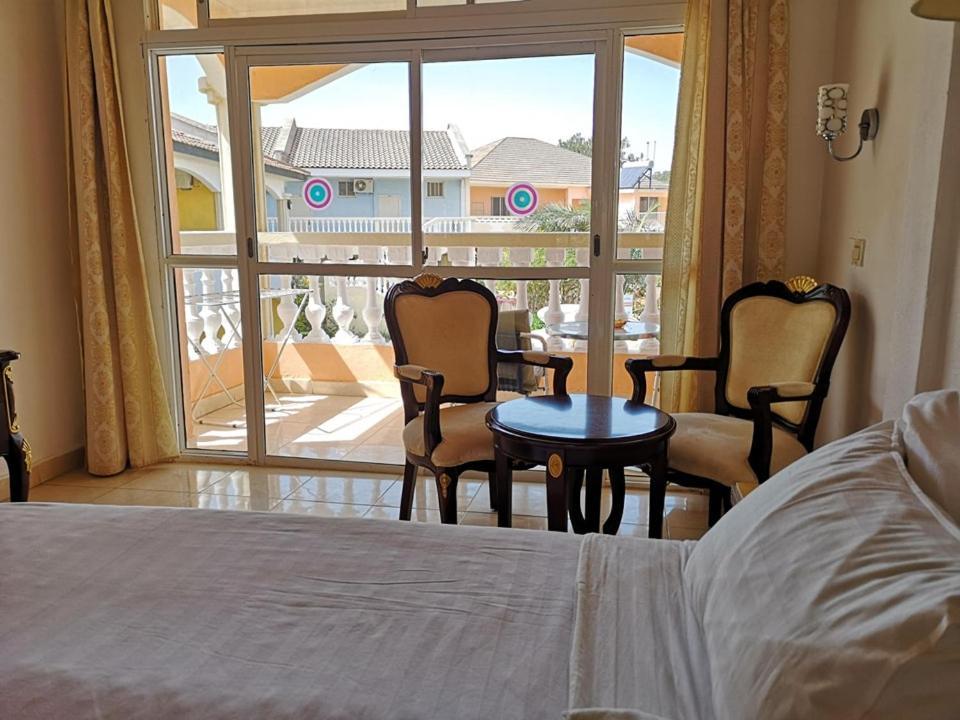 Cape Point Hotel Bakau Exterior photo